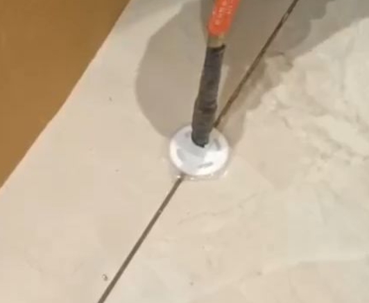 云龙瓷砖空鼓维修公司专业解答瓷砖在铺贴过程中，如果没有涂抹均匀到位的粘结材料（如水泥砂浆或瓷砖胶），可能会导致以下问题